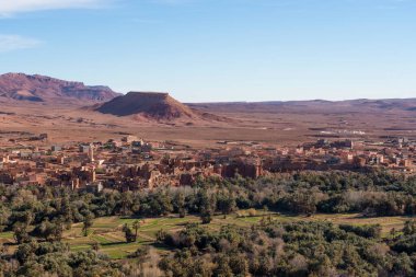 Fas çölünde geleneksel mimarisi olan bir şehir.