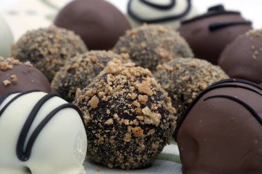 Çikolatalı trüf ve farklı çikolata çeşitleri.