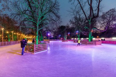 Moskova 'daki şehir parkının gece manzarası
