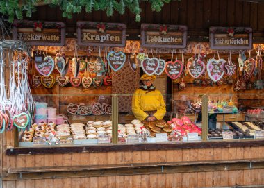 VIENNA, AUSTRIA - 19 ARALIK 2019: Avustralya başkentinin merkezindeki yıllık noel pazarında alışveriş. 