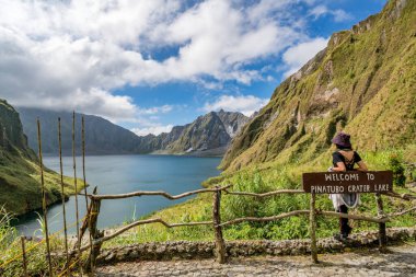 Dağlarda yürüyüş.
