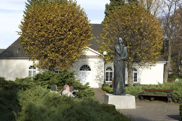 Woman Statue House Garden — Stock Photo, Image