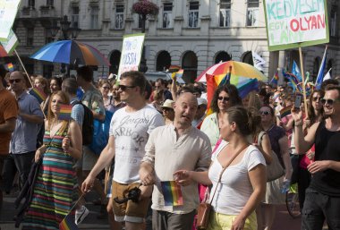 BUDAPEST, HUNGARY - 6 Temmuz 2013 'te Budapeşte, Macaristan' da LGBT (lezbiyen, gey, biseksüel ve transseksüel) haklarını desteklemek için düzenlenen Eşcinsel Onur Yürüyüşüne kimliği belirsiz kişiler katıldı..