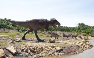 KRASIEJOW, POLAND - 10 Haziran 2017: Krasiejow, Polonya 'daki JuraPark. Dinozorların yeniden yapılandırılması parkın eğitim yolundaki orijinal ve doğal boyutlarına yakındır..