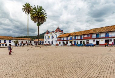 ZIPAQUIRA, COLOMBIA - 22 Ekim 2015: Zipaquira 'nın ana meydanı. Kasaba öncelikle tuz katedrali olarak bilinir. Bir tünelde tuz deposu içine inşa edilmiş bir yeraltı kilisesi..