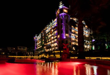 ELENITE, BULGARIA - 16 Temmuz 2016: Geceleri Royal Castle Hotel. Karadeniz kıyısındaki ilk 5 yıldızlı lüks oteldir ve sahibi Victoria Group 'tur..