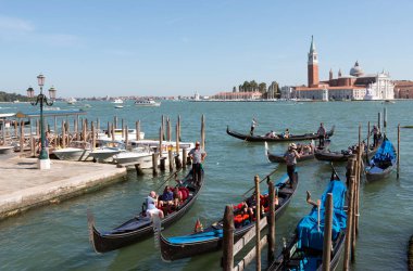 Venedik, İtalya 'da Büyük Kanal' da gondollar