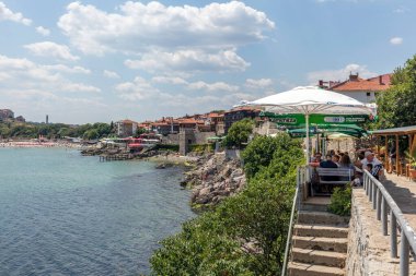 SOZOPOL, BULGARIA, 22 Temmuz 2016: Central Beach and view of the Old Town. Sozopol MÖ 7. yüzyılda Yunan sömürgeciler tarafından kuruldu. Günümüzde ülkenin en büyük sahil beldelerinden biridir.