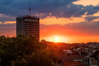 Şehir merkezinin yukarısında gün batımı. Burgaz, Bulgaristan 'ın Karadeniz kıyısındaki Sunny Beach' in merkezi olan ikinci büyük kentidir..