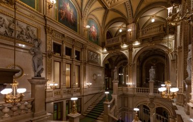 Vienna, AUSTRIA - 30 Kasım 2016: Viyana Devlet Opera Evi. Wiener Staatsoper yılda yaklaşık 300 gösteride 50-70 opera ve bale sahnelemektedir.. 