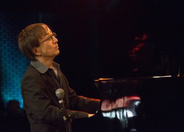 BUDAPEST, HUNGARY - 30 Ekim: Kuriya Makoto Japon piyanist ve Tony Lakatos sunum organizasyonunda çalıyorlar. Japonya Vakfı tarafından 30 Ekim 2012 'de Budapeşte, Macaristan' daki A38 konser salonunda.