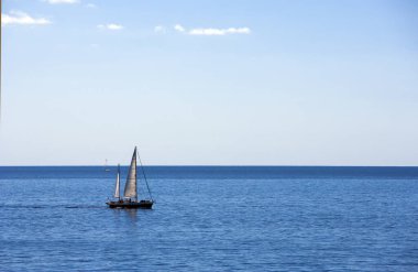 Denizde yelkenli teknesi