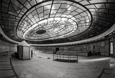 BUDAPEST, HUNGARY - 2 Aralık 2016: Terk edilmiş bir elektrik santralinin kontrol odası, Budapeşte 'de ilk olarak 1910 yılında açıldı.