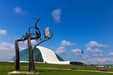 KUTAISI, GEORGIA - 15 Ekim 2014: Kutaisi 'deki modern Gürcistan Parlamento Binası. Tiflis 'in 221 kilometre batısında. Kutaisi, Gürcistan 'ın en büyük ikinci şehridir..