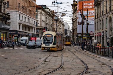 Milan, İtalya - 23 Ekim 2019: Milano şehir merkezinde tramvay.