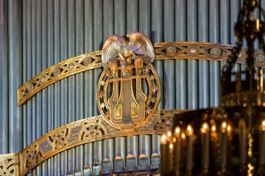 BUDAPEST, HUNGARY - 23 Mart 2019: Liszt Zenekademia (Müzik Akademisi) Ana Salonu 'nda Organ. Macaristan 'ın Budapeşte kentinde 14 Kasım 1875 tarihinde kurulan bir konser salonu ve müzik konservatuarıdır.