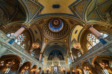 SZEGED, HUNGARY - 6 Temmuz 2016: Szeged Sinagogu İçişleri. 1907 yılında Yahudi Macar mimar Lipot Baumhorn tarafından tasarlanmış bir binadır.