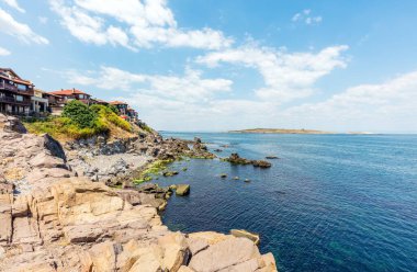 SOZOPOL, BULGARIA, 22 Temmuz 2016: Central Beach and view of the Old Town. Sozopol MÖ 7. yüzyılda Yunan sömürgeciler tarafından kuruldu. Günümüzde ülkenin en büyük sahil beldelerinden biridir.