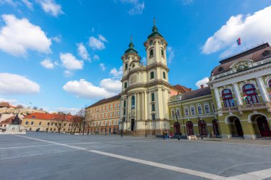EGER, HUNGARY - 21 Mart 2016: Eğer 'in merkezindeki Dobo Meydanı, Heves' in ilçe merkezi ve Kuzey Macaristan 'ın (Miskolc' ten sonra) ikinci büyük şehri).