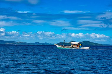 Filipinlerde, denizde bir tekne