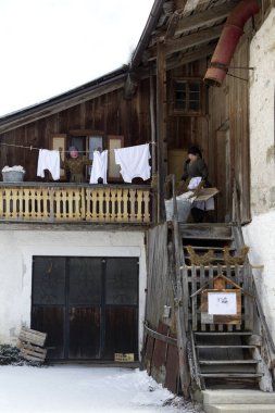 Geleneksel Japon kıyafetleri içinde genç bir kadın.