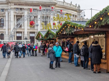 VİANNA, AUSTRIA - 19 Aralık 2019 İnsanlar Avustralya 'nın başkentindeki yıllık Noel pazarını ziyaret ediyor. 