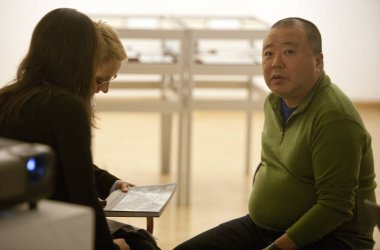 BUDAPEST, HUNGARY - 26 Ekim 2010 'da Macaristan' ın Budapeşte kentinde Mai Mano Galerisi 'nde Tokyo stili kitabının yazarı, Japon sanatçı Tsuzuki Kyoichi.