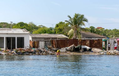 CARTAGENA, COLOMBIA - 29 Ekim 2015: Cartagena yakınlarındaki gecekondu mahallesi. Kolombiya 'nın en büyük beşinci şehri ve Barranquilla' dan sonra bölgenin en büyük ikinci şehridir..