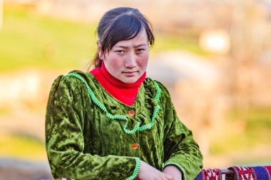 SAMARQUAND, UZBEKISTAN - 23 Mart 2012: Samarquand yakınlarındaki bir köyde kimliği belirsiz bir kadın için poz verdi