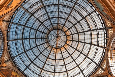 İtalya 'nın Milano şehrinde alışveriş yapan sokak galerisi Vittorio Emanuele