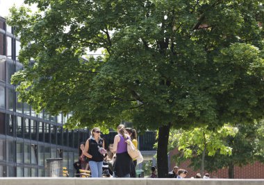 BUDAPEST, HUNGARY - 14 Mayıs 2013: Eotvos Lorand Üniversitesi 'nde (ELTE) tanımlanamayan öğrenciler Macaristan' ın en büyük ve en eski üniversitesidir..