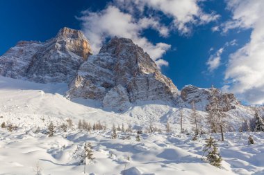 Karla kaplı dağlarla kaplı dağ manzarası