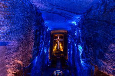 ZIPAQUIRA, COLOMBIA - 22 Ekim 2015: Yeraltı tuz katedralindeki şapel Zipaquira çok renkli tünellerde bir madenden inşa edildi.