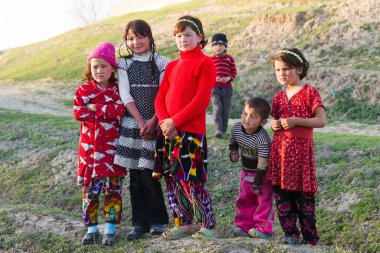 Sonbahar ormanında dört kişilik mutlu bir aile.