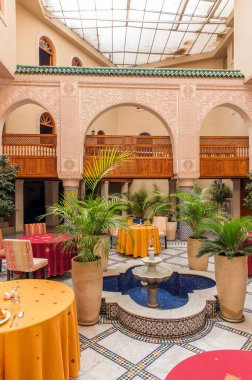 FEZ, MOROCCO - 19 Temmuz 2014: Fes Medina 'da küçük bir aile otelinin içi. Medina UNESCO 'nun Dünya Mirasları Listesi' nde yer alıyor.