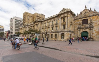 BOGOTA, COLOMBIA - 22 Ekim 2015: Kimliği belirsiz insanlar La Candelaria 'nın diskinde yürüyorlar. La Candelaria Bogota 'nın tarihi merkezi. Kolombiya 'nın başkenti burada 1538' de kuruldu.