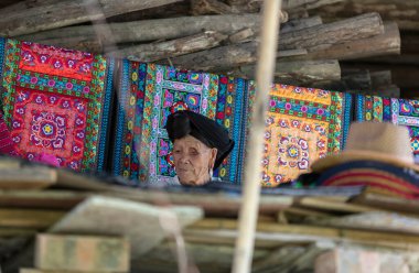Geleneksel kostümlü Asyalı kadınlar