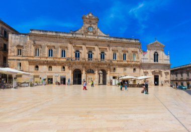 Ostuni, İtalya - 6 Haziran 2017: Güney İtalya 'nın Ostuni kentinde turistler.