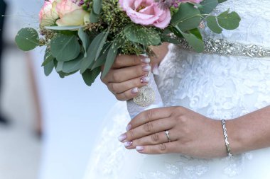 Gelinin elinde düğün buketi