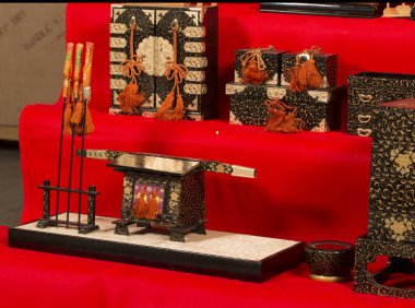 Japon tarzında dekore edilmiş nesnelerin yanında dur.