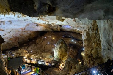 Phong Nha-Ke Bang Ulusal Parkı, Vietnam - 1 Ocak 2019: Cennet Mağarası. Orman karst tepeleriyle çevrili bu olağanüstü mağara sistemi 31 km boyunca uzanır..