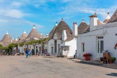 tipik Trulli evleri alberobello, apulia bölgesi, İtalya
