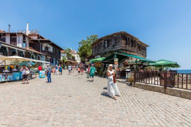 SOZOPOL, BULGARIA, 22 Temmuz 2016: Eski Kentin ana caddesi. Sozopol MÖ 7. yüzyılda Yunan sömürgeciler tarafından kuruldu. Günümüzde ülkenin en büyük sahil beldelerinden biridir.