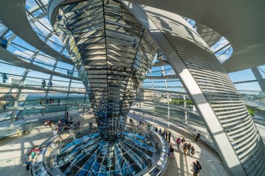 BERLİN, Almanya - Nisan, 30 2018 Berlin, Almanya 'daki Reichstag Kubbesi