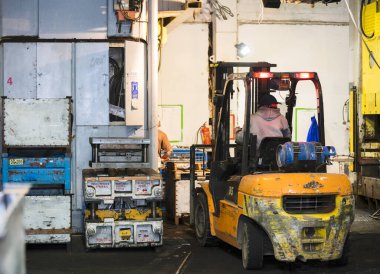 Forklift kamyonu fabrikaya yükleniyor.