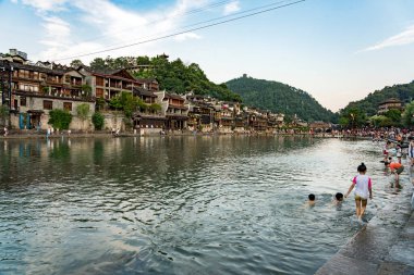 Nehirli eski geleneksel Asya kasabası