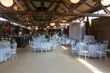 Şehrin içinde bir restoran.