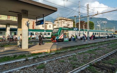 Şehirdeki tren istasyonu manzaralı.