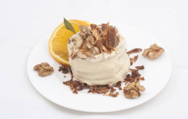 Çikolatalı ve fındıklı vanilyalı dondurma.