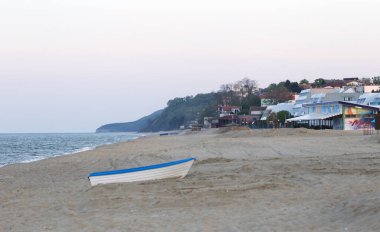 İskeleden sahil ve deniz manzarası